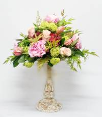 composizione floreale su alzata con peonie, viburno, rose