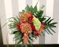 bouquet autunnale con ortensie e foglie decorative