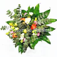 bouquet fiori freschi e foglie di eucalipto