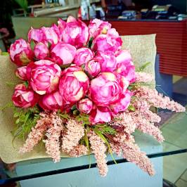 Bouquet con fiori di peonia artificiali