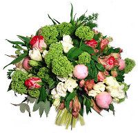 bouquet primaverile con rose, peonie viburnum e altri fiori recisi