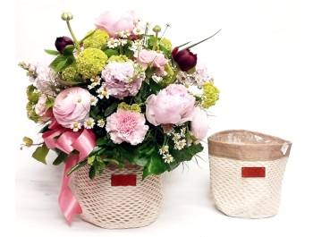Composizione floreale sul rosa su nuova scatola di tessuto di tendenza