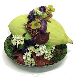 Composizione di fiori artificiali autunnale con cocco decorativo