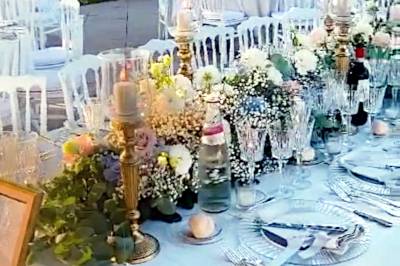composizione di fiori su tavoli invitati