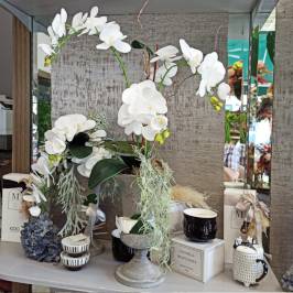Nuove Composizioni floreali con fiori artificiali e candele profumate 