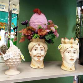 Composizione di fiori artificiali autunnale in vaso a testa crema