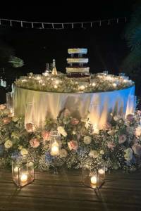 confettata decorata con candele e fiori di notte