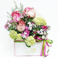 Composizione di fiori in scatola decorativa