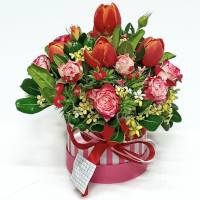 Composizione di tulipani e rose in scatola rotonda