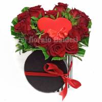 Composizione di rose rosse a forma di cuore in scatola decorativa