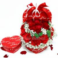 Composizione di rose rosse all'interno di cuore decorativo rosso