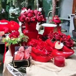 Oggettistica rossa con fiori artificiali