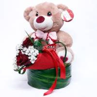 Composizione orsetto decorativo con rose rosse in cono