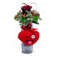 Rosa rossa in vaso vetro e cuore decorativo