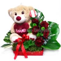 Composizione orsetto decorativo Love con rose rosse su base rossa