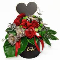 Composizione con rose rosse e orchidee in scatola nera decorativa