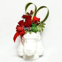 Vaso d'arredo a forma di cane con rose rosse e fiori