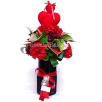 Composizione con rose e altri fiori in vaso nero