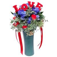 Composizione con rose blu in vaso di ceramica e decorazioni rosse