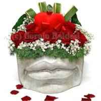 Vaso d'arredo con rose rosse e cuore decorativo