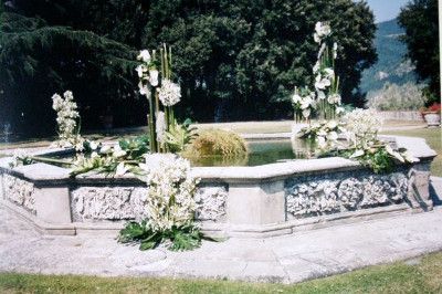 addobbo fontana con fiori recisi