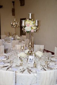 decorazione tavolo con candelabro e fiori Le Corti