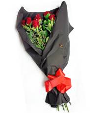Mazzo di rose confezionato con carta nera