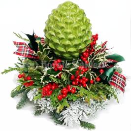 centrotavola natalizio con ilex, abete, agrifoglio e pigna decorativa verde