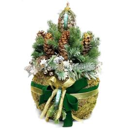 Composizione natalizia con pine, abete, pigna decorativa dorata su sfera di borraccino