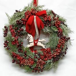 coroncina natalizia con abete e elementi artificiali rossi