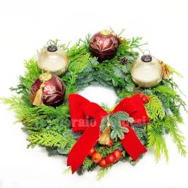 corona natalizia di abete fresco con palle e decorazioni