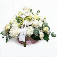 paniera fiori bianchi con peonie, ortensie, rose