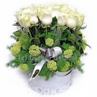Scatola bianca decorativa con rose bianche