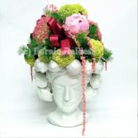 Vaso a forma di testa con fiori primaverili