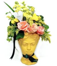 Vaso a forma di testa decorativa con fiori recisi
