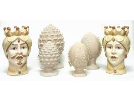 serie di oggettistica decorativa in ceramica sul crema di nuova tendenza