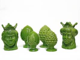 serie di oggettistica decorativa in ceramica sul verde di nuova tendenza