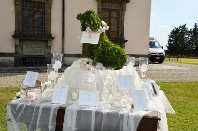 tavolo addobbato con fiori e arte topiaria