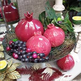 Vasi decorativi d'arredo sul fuxia e uva artificiale