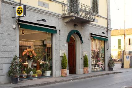 Vetrine fiori recisi e artificiali negozio Baldesi Prato
